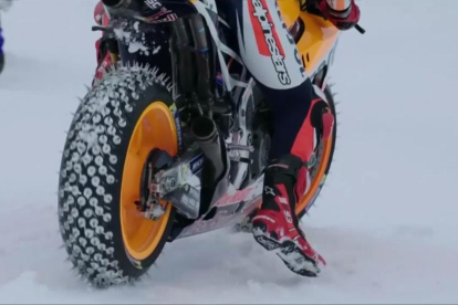 Marc, fent un cavallet sobre la neu de l’estació de Kitzbühel.