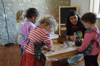 Maria Monzó, amb els quatre nens que cuida a la seua casa de Bellver de Cerdanya.