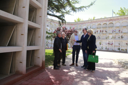 Larrosa, Rodamilans y técnicos municipales, ayer frente a los nuevos nichos de Verge de Montserrat.