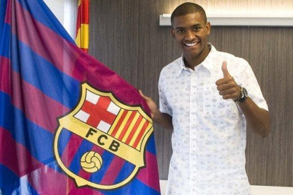 Marlon, feliz ayer tras firmar su renovación con el Barcelona por tres temporadas más.