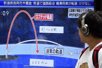 Un informatiu a Tokio informa del llançament del míssil de Corea del Nord.