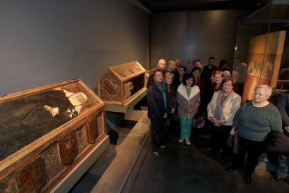 Representantes de las 17 asociaciones de la plataforma de entidades de Lleida, ayer en el Museu junto a diversas piezas de Sigena.