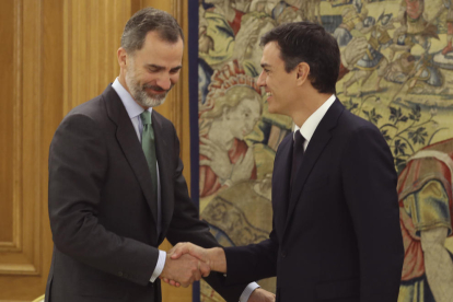 El rey saluda al secretario general del PSOE, Pedro Sánchez, a quien recibió en el Palacio de la Zarzuela.