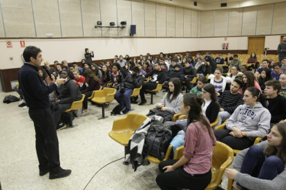 El docent italià Daniel Lumera va impartir ahir una sessió sobre el perdó a l’institut Joan Oró.