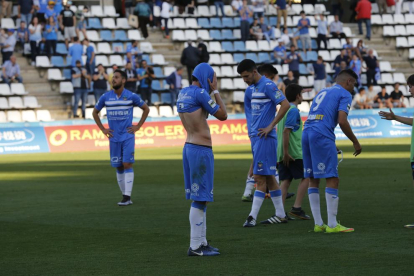 Jugadores del Lleida, decepcionados tras el empate del domingo.