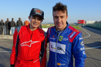 Samuel Bean junto a Fernando Alonso en el circuito dedicado al bicampeón de F-1 en Asturias.