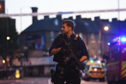 Un policia armat a Londres
