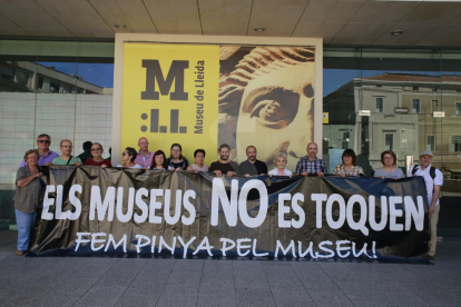 El representants de la plataforma d'entitats aquest dijous davant del Museu de Lleida.