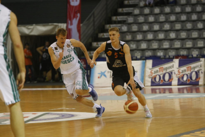 Jokubas Gintvainis, defendiendo a Luka Rupnik en el partido de la pasada temporada.