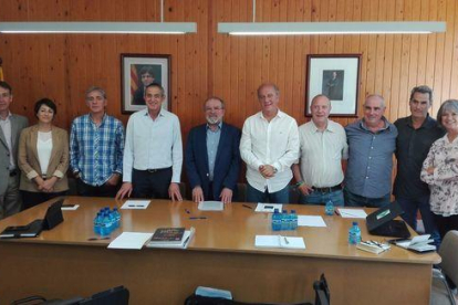 Imagen de grupo de los asistentes a la reunión, ayer en el ayuntamiento de La Guingueta d’Aneu. 