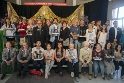 Foto de familia de todos los ganadores y los organizadores del Concurs de Teatre Amateur de Tàrrega. 