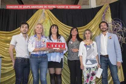 Foto de familia de todos los ganadores y los organizadores del Concurs de Teatre Amateur de Tàrrega. 