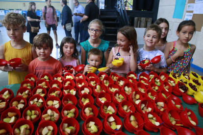 La campanya va començar ahir a Alcoletge, on Unió de Pagesos va repartir aquestes carmanyoles amb fruita a un centenar de nens i nenes.