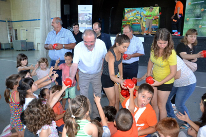 La campaña empezó ayer en Alcoletge, donde Unió de Pagesos repartió estas fiambreras con fruta a un centenar de niños y niñas.
