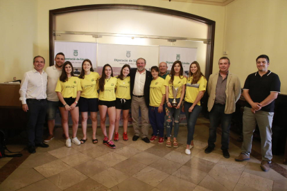 Las jugadoras, técnicos y directivos del CP Vila-sana ayer en la Diputación.