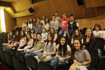 Alumnes de l’institut Josep Lladonosa, ahir, en la projecció dels seus curtmetratges.