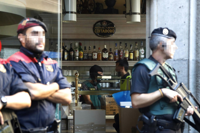 Agents de la Guàrdia Civil i els Mossos d'Esquadra aquest dimecres a Barcelona.