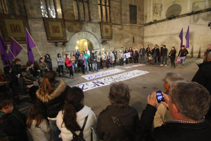 Imatge d’arxiu d’una concentració a la plaça Paeria de rebuig de la violència contra les dones.