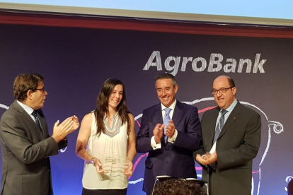 Carlos Cabanas, la ganadora del premio cátedra Agrobank, Juan Antonio Alcaraz y Antonio Ramos.