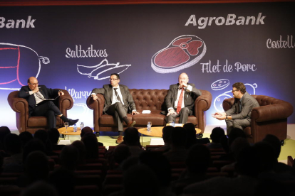 Carlos Cabanas, la ganadora del premio cátedra Agrobank, Juan Antonio Alcaraz y Antonio Ramos.