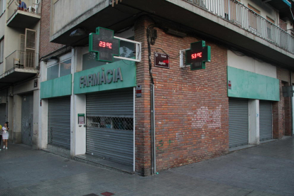 Els fets van tenir lloc en aquesta farmàcia ubicada al carrer Mariola, cantonada amb Júpiter.