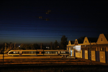 El tren de La Pobla en las instalaciones del Pla de Vilanoveta, el martes por la noche.