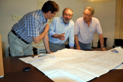 El president de la Diputació, Joan Reñé, al centre, repassa plànols del projecte amb tècnics.