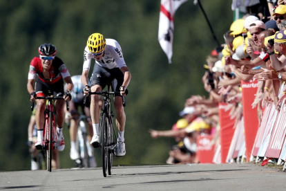 Chris Froome i l’australià Richie Porte arriben a meta en la cinquena etapa del Tour de França.