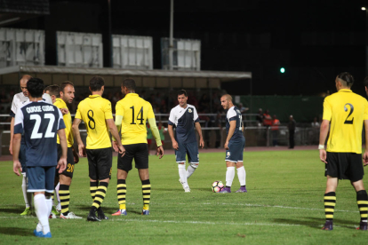 Joan Capdevila es disposa a xutar una falta durant el partit de dimarts amb el FC Santa Coloma.
