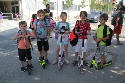 Alumnos del colegio Francesco Tonucci de Lleida, a punto para irse con sus patinetes.