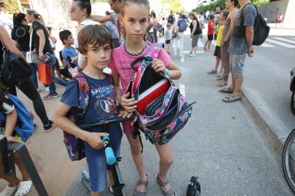 Alumnos del colegio Francesco Tonucci de Lleida, a punto para irse con sus patinetes.