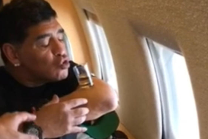 Maradona en el avión a Nápoles.