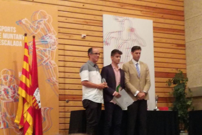 Aleix Porras, en el centro, junto a su padre y entrenador Salvador, ayer con el premio en Esplugues.