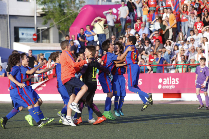 Jugadores del equipo alevín del FC Barcelona celebran el triunfo en la reciente Copa Atlas Energía.
