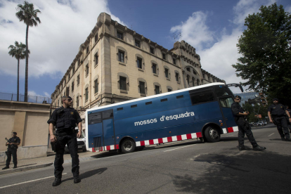 Un furgón de los Mossos se llevó ayer a los últimos presos de la Modelo.