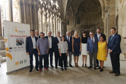 Foto de grupo con todos los premiados, las directivas de Aspid, políticos de Lleida y la consellera de la Presidencia, Neus Munté.