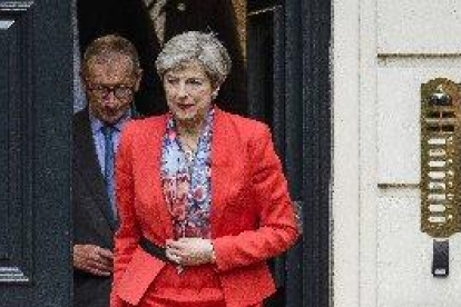 May descarta dimitir tras perder la mayoría absoluta, según la BBC