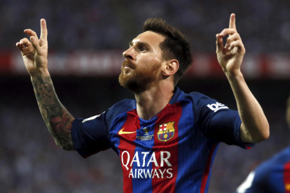Leo Messi hace su habitual dedicatoria tras marcar un gol la pasada temporada.