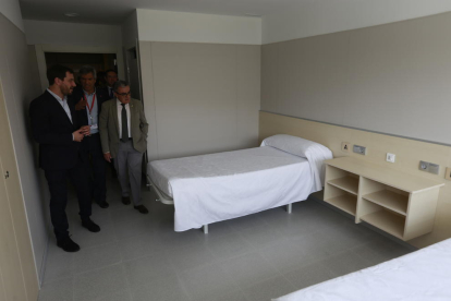 El conseller, Antoni Comín, y el alcalde, Àngel Ros, en una habitación del hospital de Sant Joan de Déu.