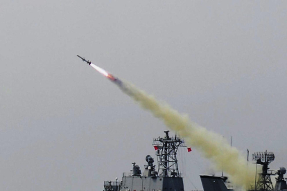 Un vaixell destructor sud-coreà llançant un míssil.