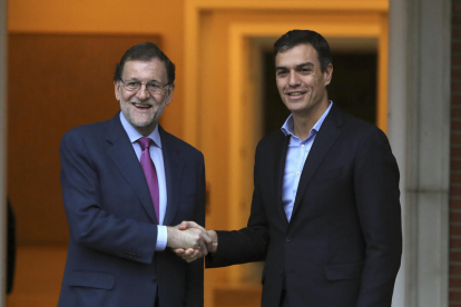 El presidente del Gobierno, Mariano Rajoy, y el secretario general del PSOE, Pedro Sánchez, se reunieron en el Palacio de la Moncloa.