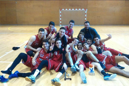 El equipo, formado por jugadores de entre 18 y 21 años, celebrando su victoria en la Copa Federació.