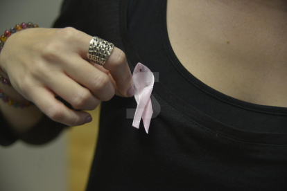 Un lazo solidario contra el cáncer de mama.