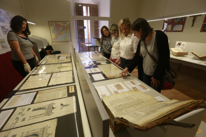 Responsables del Arxiu Capitular de Lleida y visitantes, ayer en la exposición de documentos del fondo.