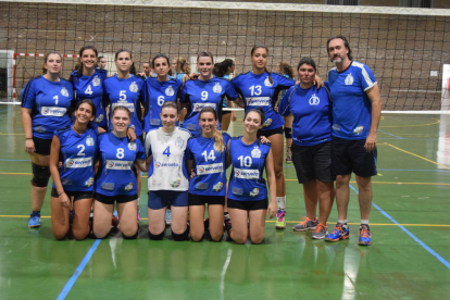 Blanca Bademunt (dorsal 4) y Laura Civit (14) abandonan la práctica del voleibol por problemas físicos.