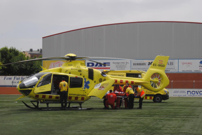 Tècnics del SEM introdueixen a l’helicòpter el petit per ser traslladat a l’hospital de Sant Pau de Barcelona.