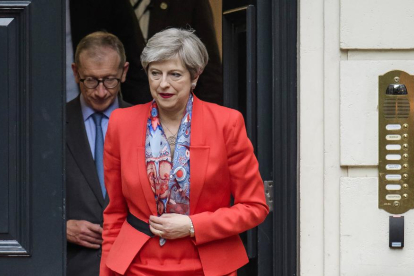 La primera ministra britànica, Theresa May, i el seu espòs, Philip, abandonen la seu conservadora.