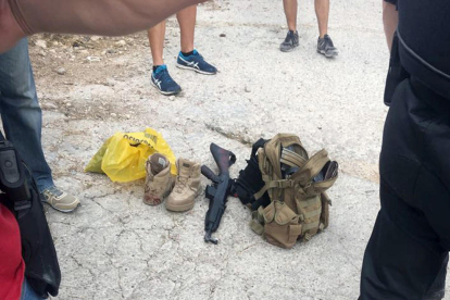 Imatge de les armes i els objectes confiscats al detingut per disparar a dos policies locals.