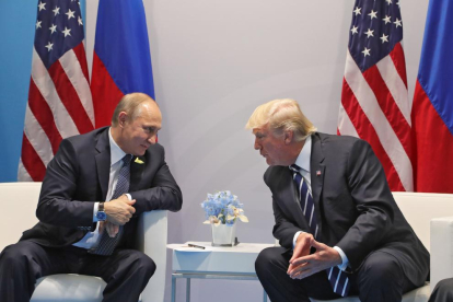 El presidente ruso, Vladímir Putin, conversa con el presidente estadounidense, Donald Trump.