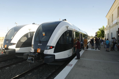 Imagen de archivo de los dos nuevos convoyes en la estación de Balaguer. 